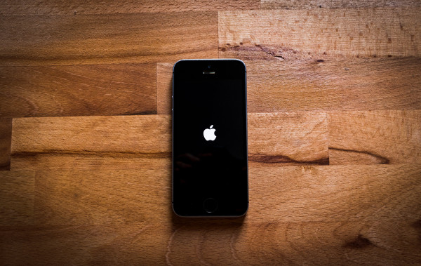 iphone restar sendiri